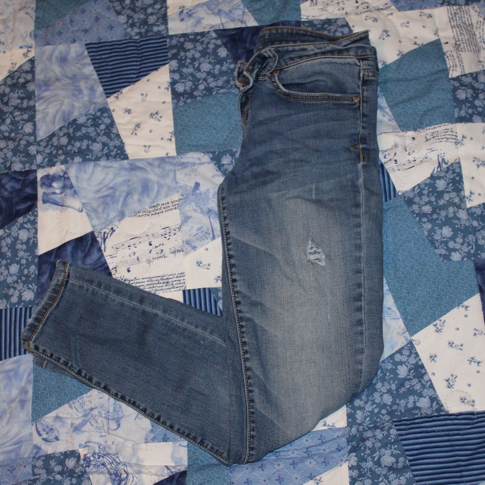 Aeropostale- ripped jeans size 4 Short